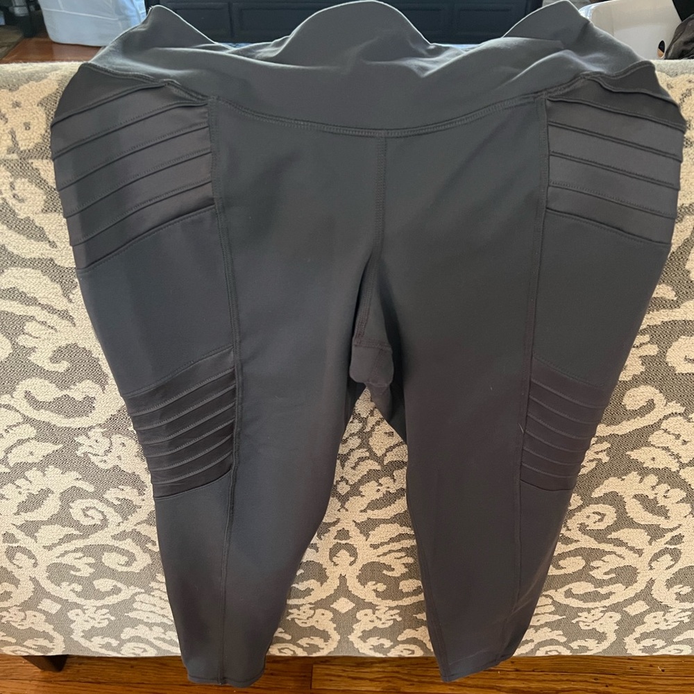 Old Navy women’s activewear leggings, size large